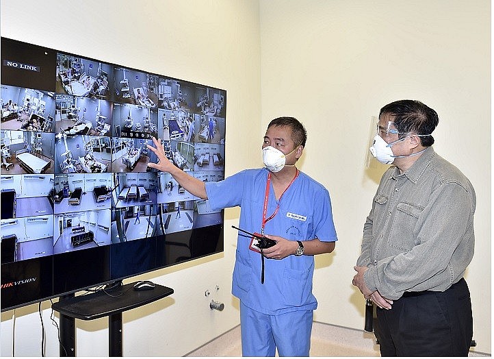 Doctor Nguyen Lan Hieu, Director of the Ha Noi Medical University Hospital briefs about COVID-19 treatment at the hospital through the central monitoring system - Photo: VGP Doctor Nguyen Lan Hieu, Director of the Ha Noi Medical University Hospital briefs about COVID-19 treatment at the hospital through the central monitoring system - Photo: VGP