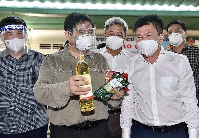 Prime Minister Pham inspects Dong Phu wholesale market specializing in supplying essential commodities for residents in Binh Duong province - Photo: VGP Prime Minister Pham inspects Dong Phu wholesale market specializing in supplying essential commodities for residents in Binh Duong province - Photo: VGP