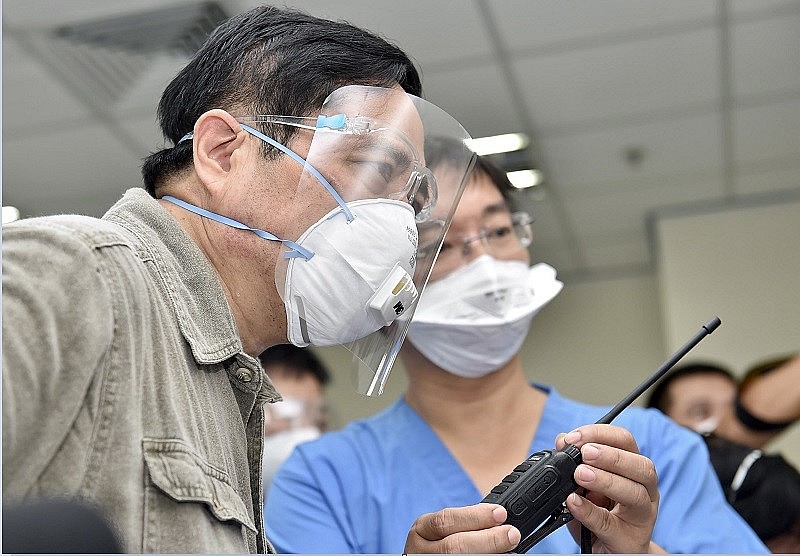 Prime Minister Pham Minh Chinh encourages doctors who race against the clock to treat COVID-19 patients - Photo: VGP Prime Minister Pham Minh Chinh encourages doctors who race against the clock to treat COVID-19 patients - Photo: VGP