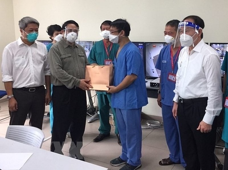 Prime Minister Pham Minh Chinh visits and presents gifts to doctors and nurses who are treating Covid-19 patients at Becamex Intensive Care Field Hospital, Binh Duong province. Prime Minister Pham Minh Chinh visits and presents gifts to doctors and nurses who are treating Covid-19 patients at Becamex Intensive Care Field Hospital, Binh Duong province.