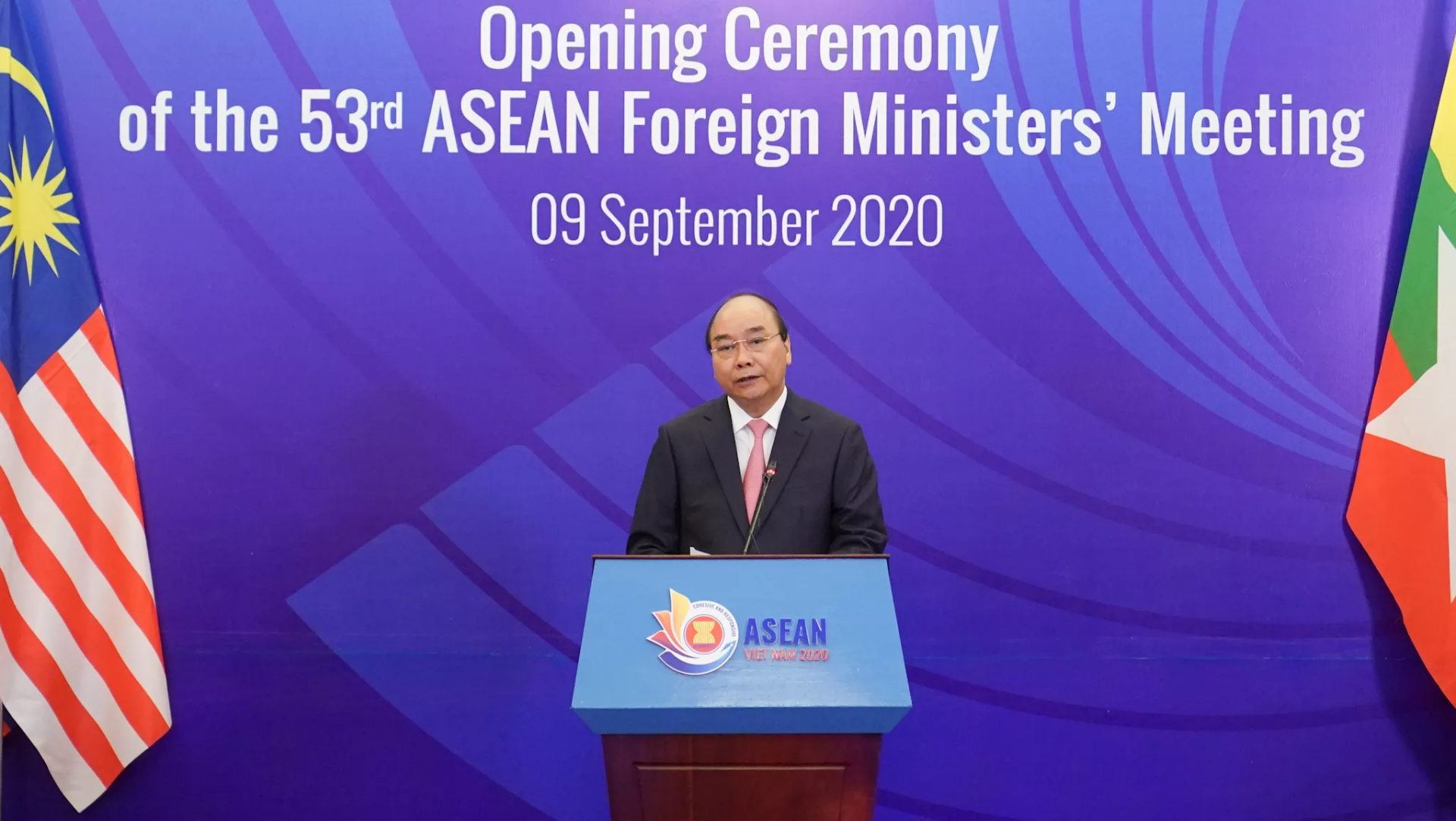 PM Nguyen Xuan Phuc speaking at the opening ceremony of the 53rd ASEAN Foreign Ministers’ Meeting. (Photo: VGP) 0243 ai