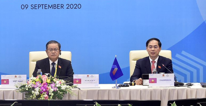 From right to right: Mr. Bui Thanh Son, Permanent Deputy Minister of Foreign Affairs; Mr. Do Ba Ty, Vice Chairman of the National Assembly, at the meeting of the Political Committee on 9/9 morning. Photo: Hai Ninh 0625 ai1