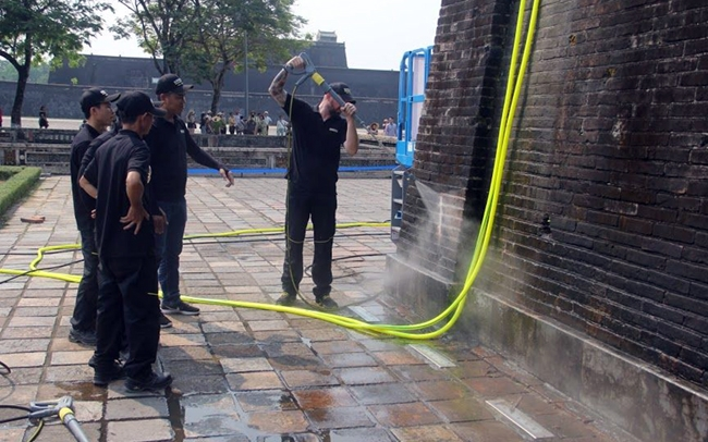 German experts support the implementation of the project to clean the wall of Ngo Mon (Noon Gate) of the Hue Imperial Citadel. 2907 duc1