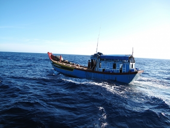 afloat with fishermen, understanding about life afloat, life at sea, Bien Dong Sea,