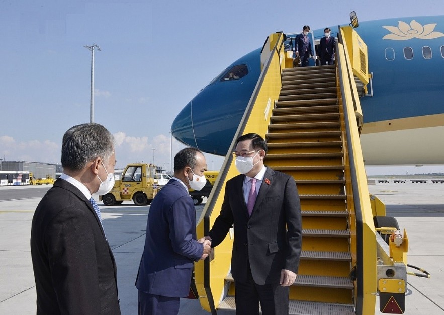 NA Chairman Vuong Dinh Hue has arrived in Vienna, Austria, beginning his working trip to the EU, where he will attend the fifth World Conference of Speakers of Parliament in Vienna. NA Chairman Vuong Dinh Hue has arrived in Vienna, Austria, beginning his working trip to the EU, where he will attend the fifth World Conference of Speakers of Parliament in Vienna.