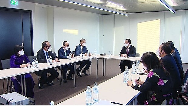 NA Chairman Vuong Dinh Hue meets with the ambassadors to five European countries (Photo: VNA) NA Chairman Vuong Dinh Hue meets with the ambassadors to five European countries (Photo: VNA)