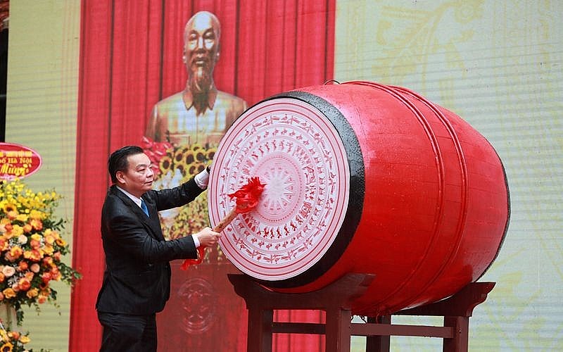 Chairman of the City People's Committee Chu Ngoc Anh beat the drum to open the new school year 2021-2022. Photo: Chairman of the City People's Committee Chu Ngoc Anh beat the drum to open the new school year 2021-2022. Photo: