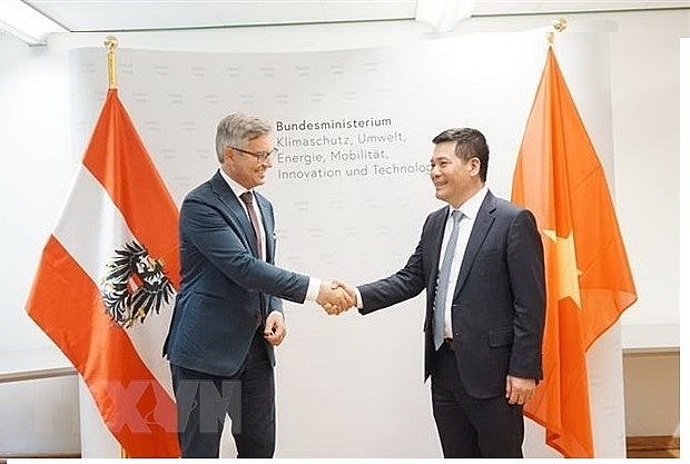 Minister of Industry and Trade Nguyen Hong Dien (R) and State Secretary in the Federal Ministry for Climate Action, Environment, Energy, Mobility, Innovation and Technology Magnus Brunner. (Photo: VNA) Minister of Industry and Trade Nguyen Hong Dien (R) and State Secretary in the Federal Ministry for Climate Action, Environment, Energy, Mobility, Innovation and Technology Magnus Brunner. (Photo: VNA)