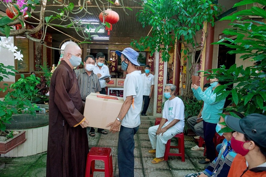 Vietnamese-Origin Billionaire Singer in US Provides Over 1000 Gifts and Cash to Vietnamese People in Need Vietnamese-Origin Billionaire Singer in US Provides Over 1000 Gifts and Cash to Vietnamese People in Need