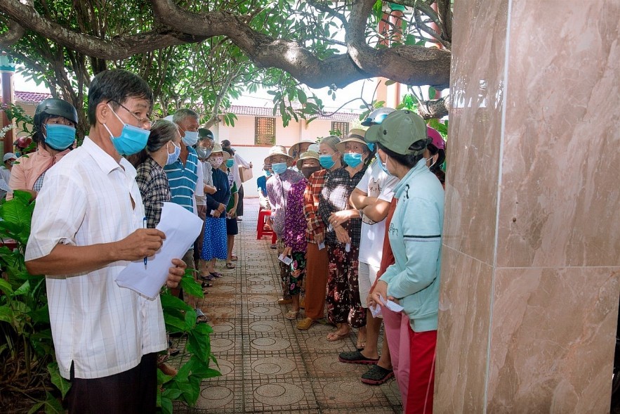 Vietnamese-Origin Billionaire Singer in US Provides Over 1000 Gifts and Cash to Vietnamese People in Need Vietnamese-Origin Billionaire Singer in US Provides Over 1000 Gifts and Cash to Vietnamese People in Need