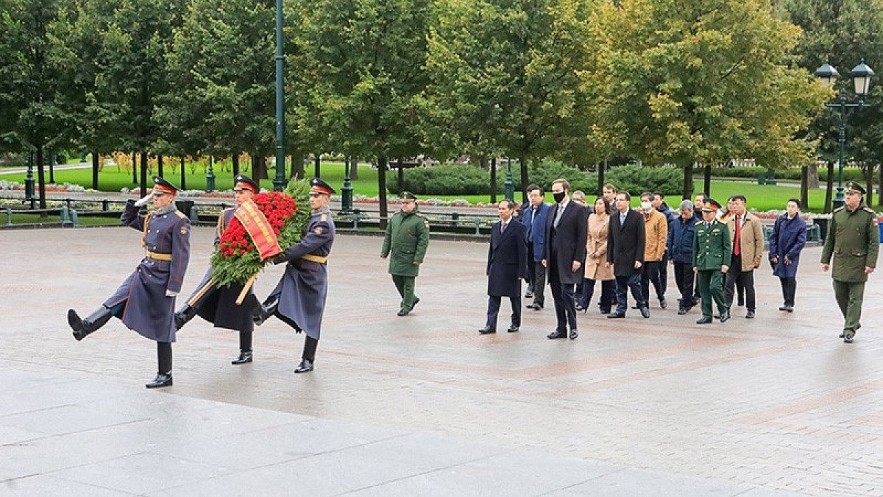 Minister Son and other officials of the Vietnamese delegation lays a wreath at the Ho Chi Minh Monument in Moscow. (Photo: Ministry of Foreign Affairs). Minister Son and other officials of the Vietnamese delegation lays a wreath at the Ho Chi Minh Monument in Moscow. (Photo: Ministry of Foreign Affairs).