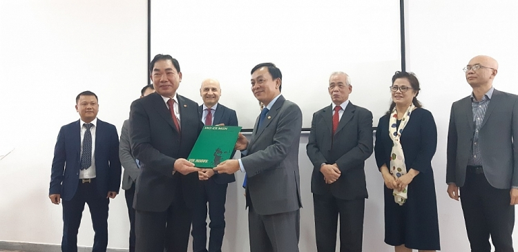Under the authorization of Italian friends from the Italy - Vietnam Friendship Association in the Veneto region and Piemonte, Vice President of the Vietnam - Italy Friendship Association Dang Khanh Thoai (left) handed the book “Ho Chi Minh a person , a people Vietnam - Italy Friendship Association introduces awarded publications to Ho Chi Minh Museum