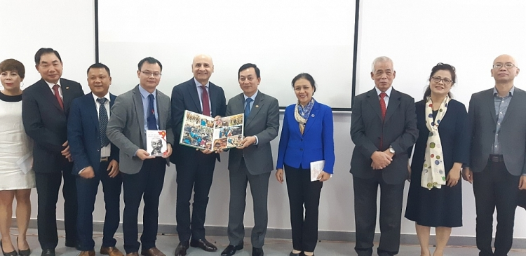 Vietnam - Italy Friendship Association introduces awarded publications to Ho Chi Minh Museum Vietnam Italy Friendship Association introduces awarded publications to Ho Chi Minh Museum