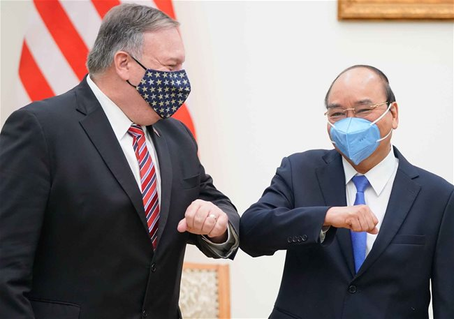 U.S. Secretary of State Mike Pompeo (L) and Vietnamese Prime Minister Nguyen Xuan Phuc greet each other before their meeting on October 30 – PHOTOS: VNA, 5636 pom1
