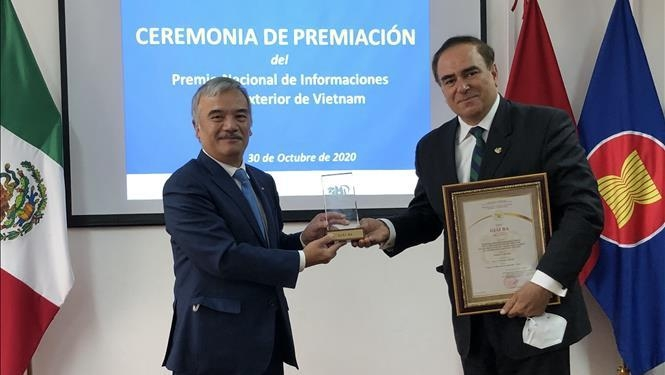 Vietnamese Ambassador to Mexico Nguyen Hoai Duong presents award Mouris Salloum George, President of the Club of Journalists and Editor-in-Chief of Voces Magazine. (Photo: VNA) 3530 me