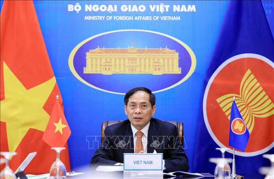 ASEAN Ministers Examine Community Building efforts, East Sea issue ASEAN Ministers Examine Community Building efforts, East Sea issue