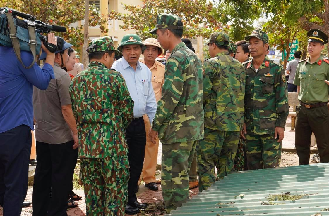 Prime Minister Nguyen Xuan Phuc visits a Chau O town's secondary school in Binh Son District, Quang Ngai Province, November 1, 2020. Photo: VGP 1823 phuc
