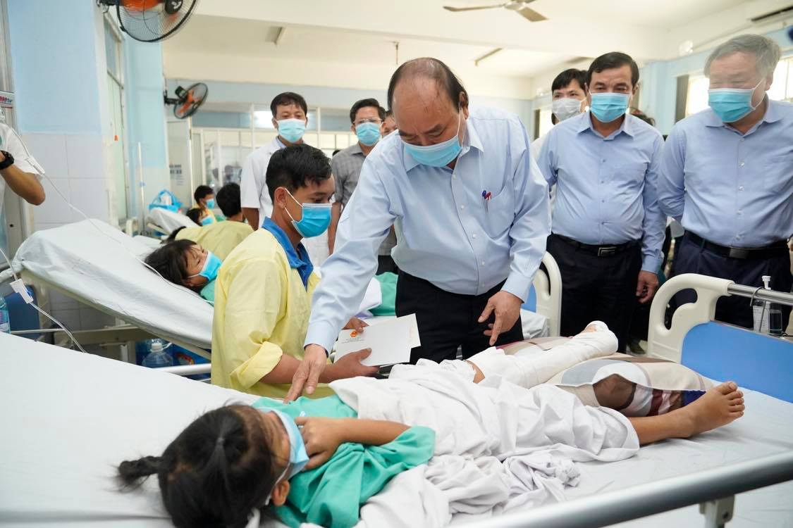 Prime Minister Nguyen Xuan Phuc visits landslide victims who are being treated at Quang Nam General Hospital, November 1, 2020. Photo: VGP 1934 phuc1