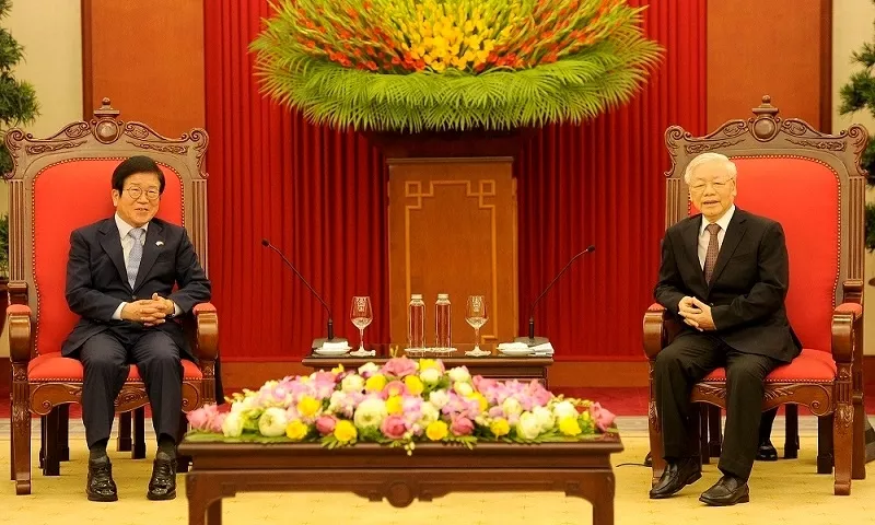 Party General Secretary and State President Nguyen Phu Trong (R) and Speaker of the ROK's National Assembly Park Byeong-seug at the meeting in Hanoi on November 2 (Photo: NDO/Dang Khoa) 1625 tbt