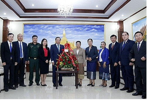 Ambassador Nguyen Ba Hung and the delegation congratulated the Lao Central Committee on Foreign Affairs on the occasion of the 45th National Day. 5000 lao1