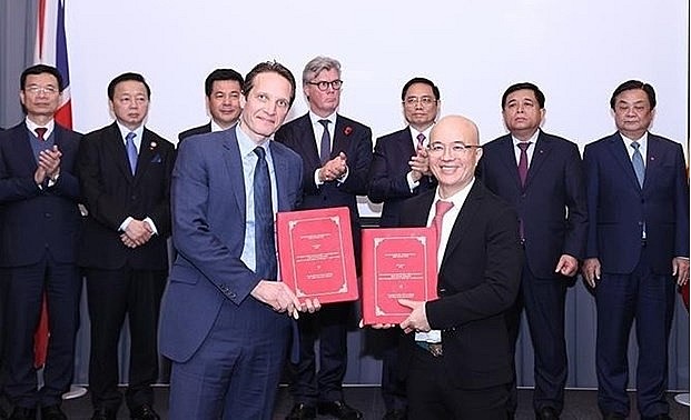Signing of cooperation agreements between the two countries' enterprises (Photo: VNA) Signing of cooperation agreements between the two countries' enterprises (Photo: VNA)