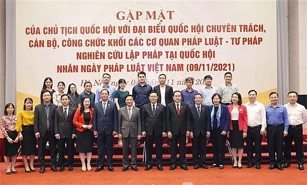 NA Chairman Vuong Dinh Hue (C, 1st line) and full-time deputies, officials and civil servants of the legislature's legal-judicial agencies (Photo: VNA) NA Chairman Vuong Dinh Hue (C, 1st line) and full-time deputies, officials and civil servants of the legislature's legal-judicial agencies (Photo: VNA)
