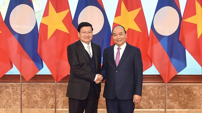 Prime Minister Nguyen Xuan Phuc (R) and Lao Prime Minister Thongloun Sisoulith. (Photo: NDO) 2650 lao