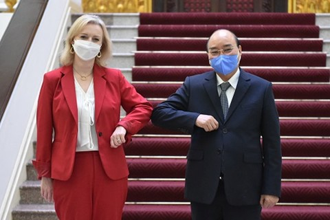 Prime Minister Nguyen Xuan Phuc (right) hosts reception for UK Trade Secretary Elizabeth Truss at the Government Office in Ha Noi on December 11, 2020. Photo: VGP 1049 uk