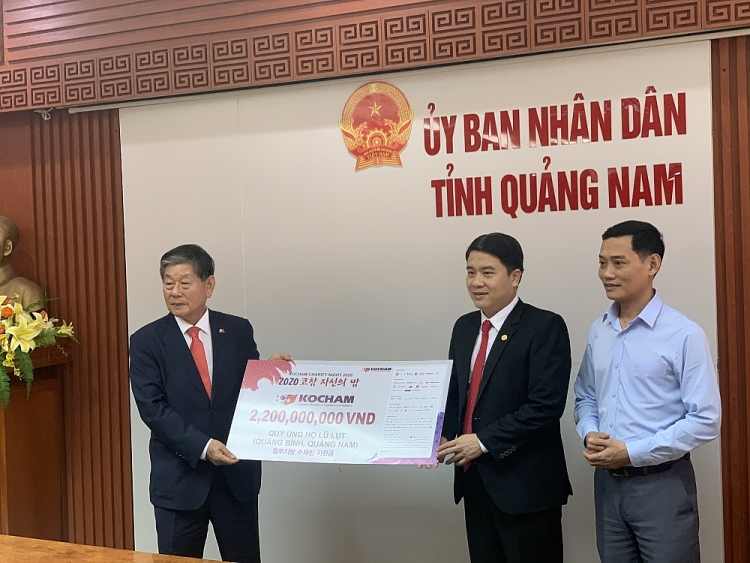 Vice Chairman of Quang Nam Provincial People's Committee Tran Van Tan (black shirt, right) and Vice Chairman of People's Committee of Ba Don town (Quang Binh) Nguyen Van Tinh (shirt) received support from KOCHAM. 2418 ko