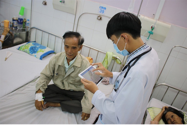 A doctor in Thu Duc District, HCM City, checks the electronic medical records of a patient. Photo: VNA 3053 bv1