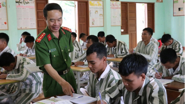 Captain Ngo Sy Thuong at a literacy class at Gia Trung Prison. — Photo cadn.com.vn 5346 tu