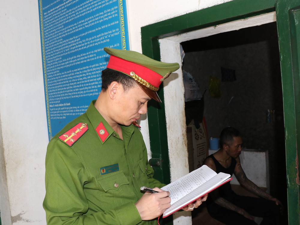 Captain Nguyen Tien Hung inspects the cells 5552 tu1