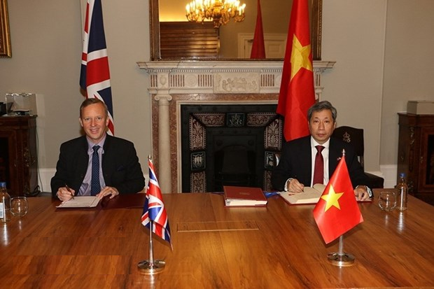 British Ambassador to Vietnam Gareth Ward (L) and Vietnamese Ambassador to the UK Tran Ngoc An sign the UKVFTA (Source: VNA) 5149 uk1