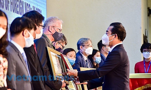 Deputy Minister of Foreign Affairs To Anh Dung awards certificates of merit to NGOs Deputy Minister of Foreign Affairs To Anh Dung awards certificates of merit to NGOs