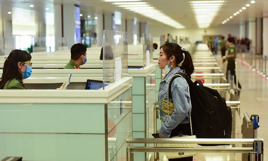 A passenger waits for customs check at Hanoi's Noi Bai Airport. Photo by VnExpress A passenger waits for customs check at Hanoi's Noi Bai Airport. Photo by VnExpress
