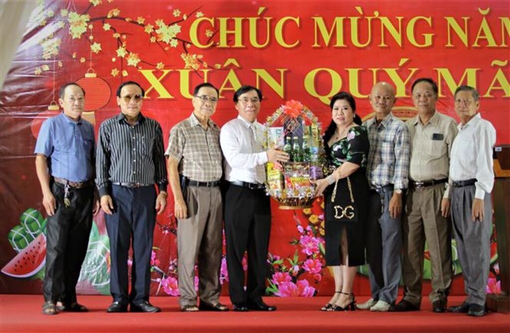 越南驻西哈努克省总领事赖春战和嘉宾们合影。图自越通社