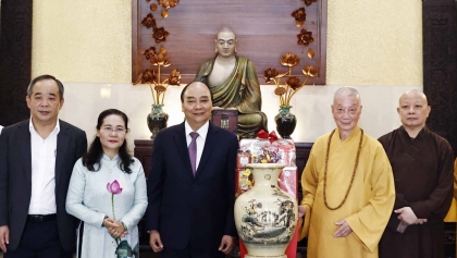 越南国家主席阮春福春节前走访慰问越南佛教协会法主
