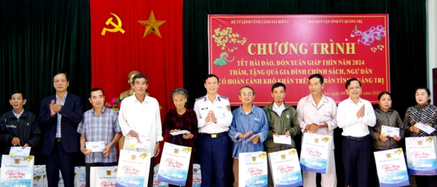 海警第二区副政委陈鸿桂大校,广治和承天顺化省群众工作部门的领导代表,当地政府的领导代表等。海警第二区副政委陈鸿桂大校表示,在2023年,越南海警党委常委会同全国沿海地区的28个省市签署了合作备忘录,致力于开展“海警与渔民携手同行”活动。在2024甲辰年春节期间,海警第二区已经、正在和即将展开的活动包括:“海警与渔民携手同行”,“海警力量与少数民族同胞和教民”的群众工作,“海岛春节”及“前线的稳固,后方的扎实”,并大力开展活动,向少数民族同胞和教民赠送礼物并普及法律知识。值此之际,海警第二区司令部向广治省和承天顺化省政策优抚对象家庭、渔民、少数民族同胞赠送200份礼物。 海警第二区副政委陈鸿桂大校,广治和承天顺化省群众工作部门的领导代表,当地政府的领导代表等。海警第二区副政委陈鸿桂大校表示,在2023年,越南海警党委常委会同全国沿海地区的28个省市签署了合作备忘录,致力于开展“海警与渔民携手同行”活动。在2024甲辰年春节期间,海警第二区已经、正在和即将展开的活动包括:“海警与渔民携手同行”,“海警力量与少数民族同胞和教民”的群众工作,“海岛春节”及“前线的稳固,后方的扎实”,并大力开展活动,向少数民族同胞和教民赠送礼物并普及法律知识。值此之际,海警第二区司令部向广治省和