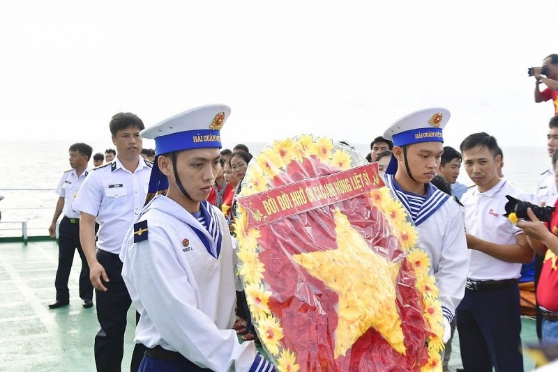 长沙群岛是越南祖国神圣领土不可分割的一部分。这里的每一片珊瑚礁、每一粒沙、树枝、草叶都承载着山河神圣的灵魂,浸透着一代又一代越南人民的汗水和鲜血。 长沙群岛是越南祖国神圣领土不可分割的一部分。这里的每一片珊瑚礁、每一粒沙、树枝、草叶都承载着山河神圣的灵魂,浸透着一代又一代越南人民的汗水和鲜血。