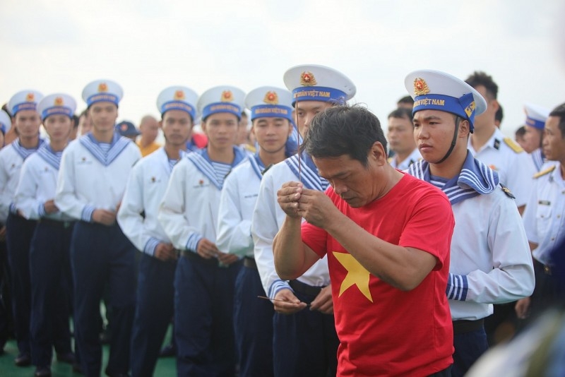 代表团的全体团员祈福烈士的灵魂安息,赋予人民和军队克服一切困难、取得新成就、坚决捍卫祖国海洋和岛屿的神圣主权的力量、意志和决心。 代表团的全体团员祈福烈士的灵魂安息,赋予人民和军队克服一切困难、取得新成就、坚决捍卫祖国海洋和岛屿的神圣主权的力量、意志和决心。