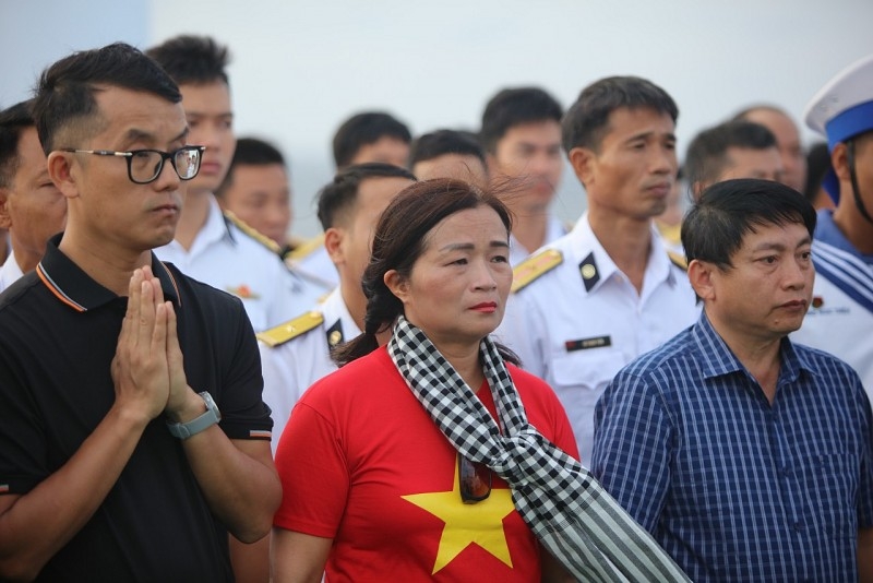 许多代表感动得热泪盈眶。 很多人低声说:“神圣的烈士们,愿你们的灵魂安息。” 许多代表感动得热泪盈眶。 很多人低声说:“神圣的烈士们,愿你们的灵魂安息。”
