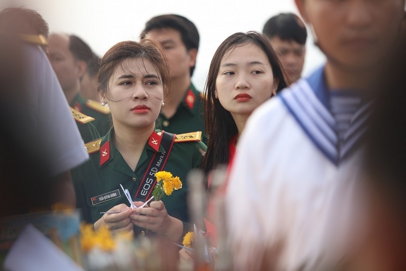 一只只纸鹤被放到大海里,承载着当今一代对那些为保卫祖国海洋和岛屿主权而献身的人们的敬佩和感激之情。 一只只纸鹤被放到大海里,承载着当今一代对那些为保卫祖国海洋和岛屿主权而献身的人们的敬佩和感激之情。