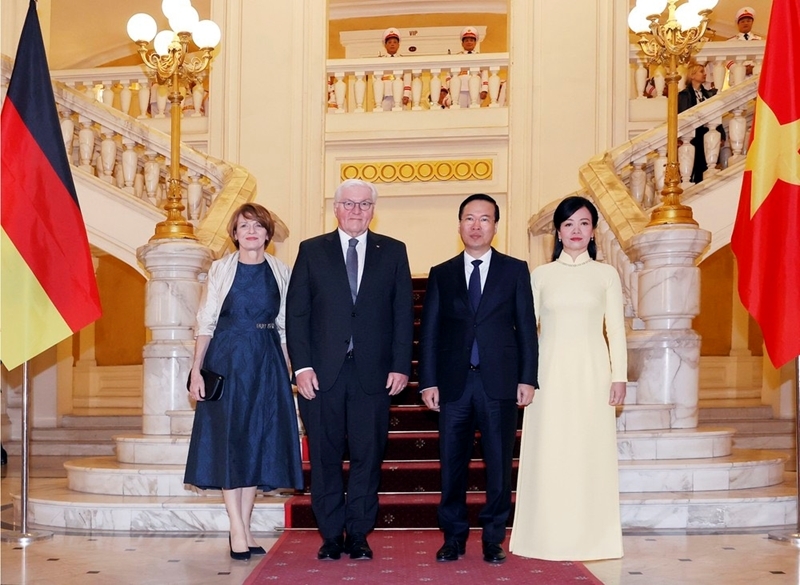 越南国家主席武文赏夫妇与德国总统夫妇合影 。 越南国家主席武文赏夫妇与德国总统夫妇合影 。