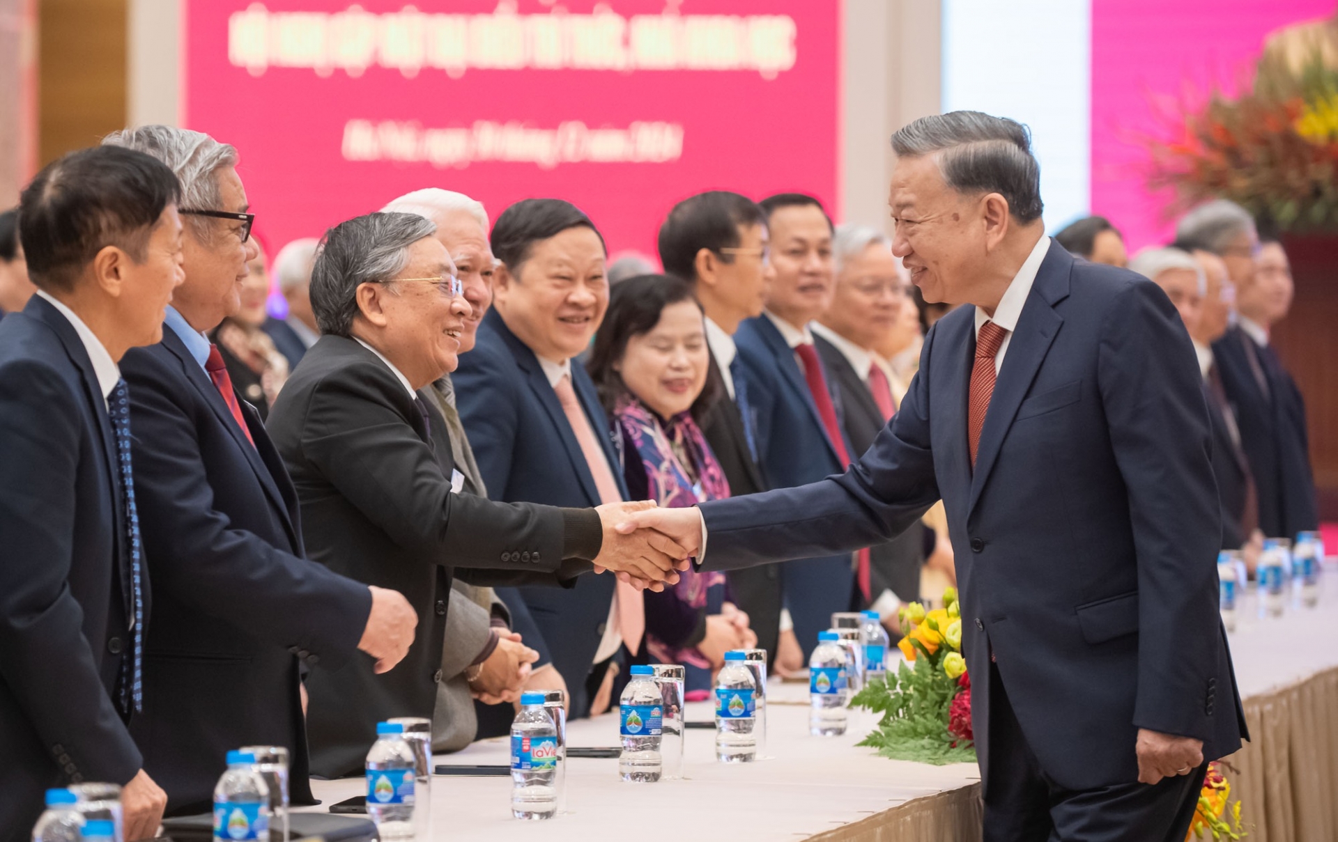 苏林总书记会见科学家知识分子 苏林总书记会见科学家知识分子
