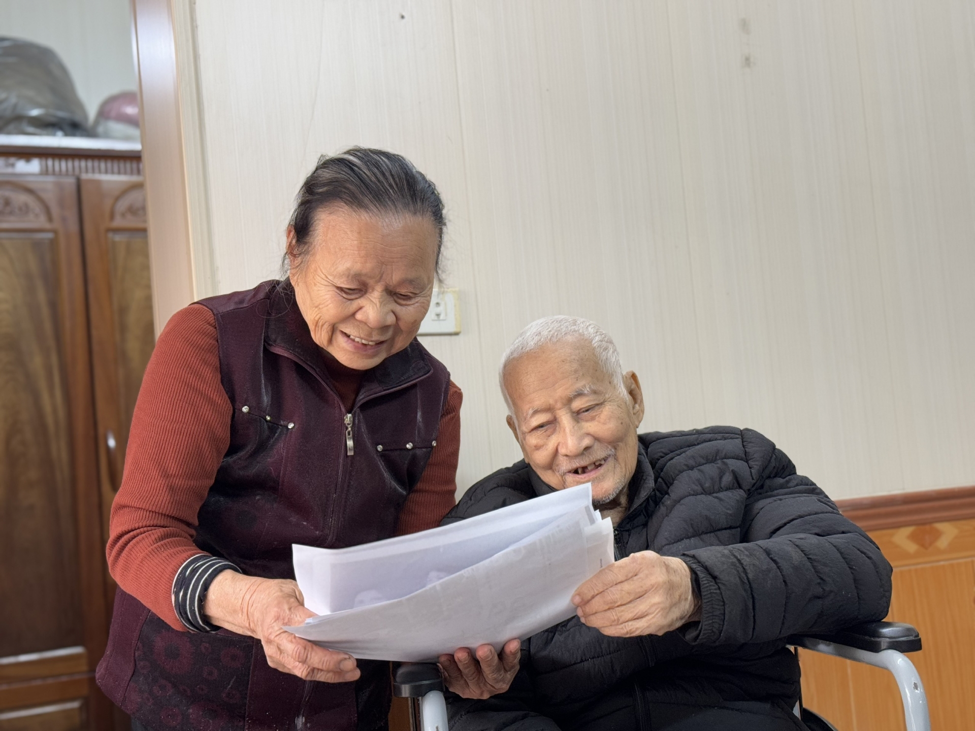 黄文豪先生和丁氏佩夫妇一起回忆当年的照片 黄文豪先生和丁氏佩夫妇一起回忆当年的照片