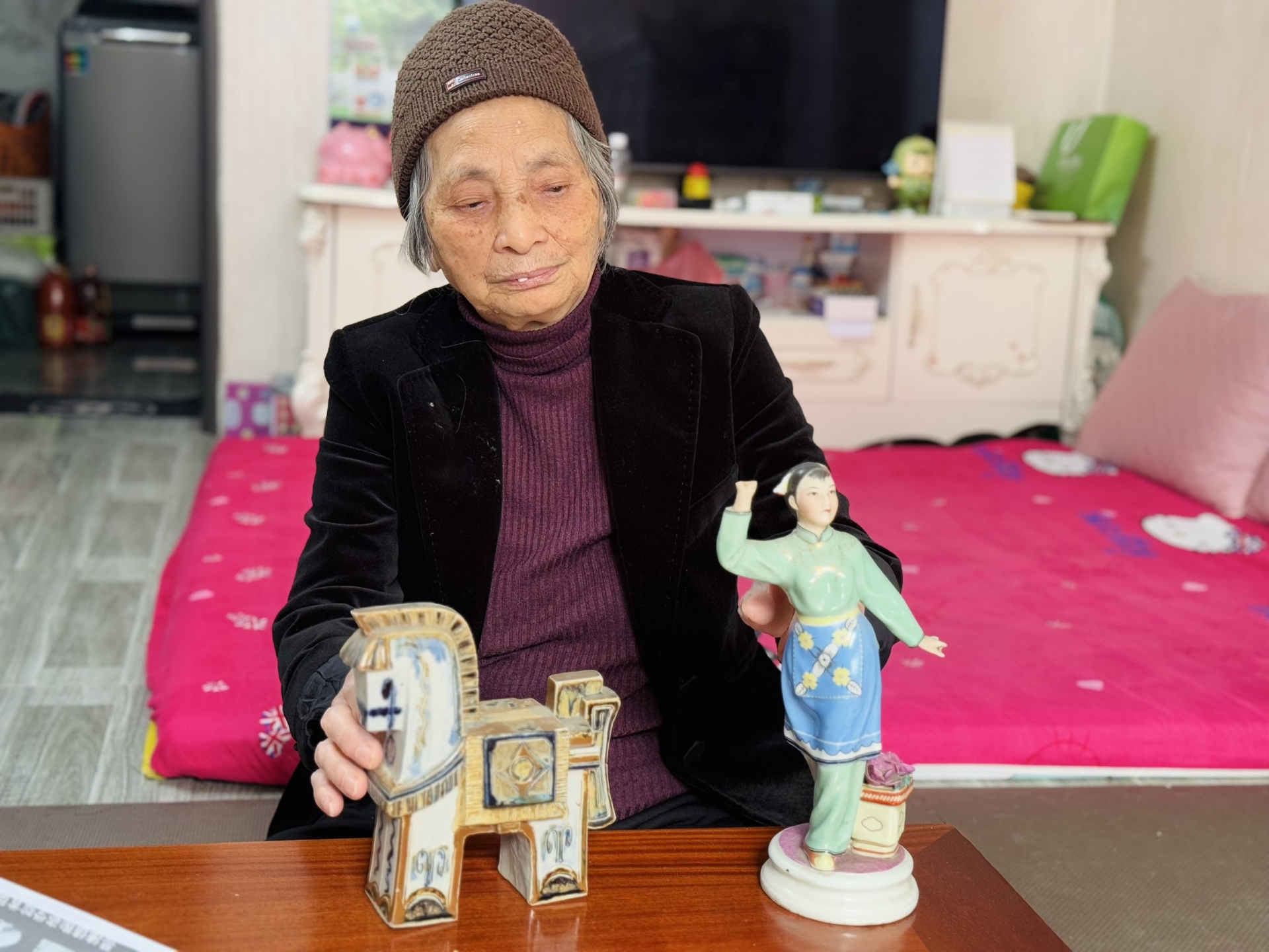 杜氏红女女士介绍从中国带回的两件珍贵纪念品 杜氏红女女士介绍从中国带回的两件珍贵纪念品