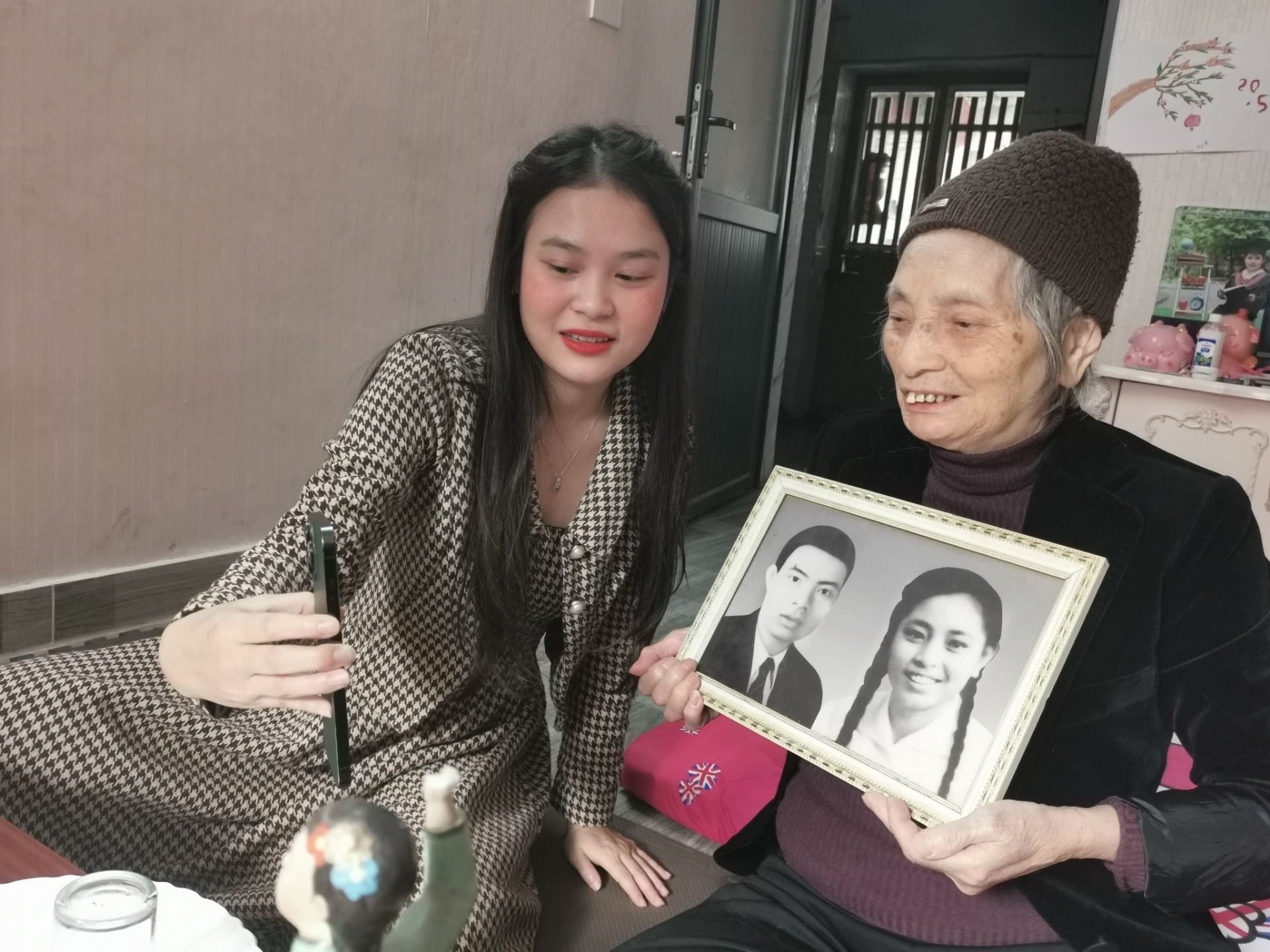 记者协助杜氏红女女士与曾元生先生进行视频通话;杜女士展示了她年轻时的照片 记者协助杜氏红女女士与曾元生先生进行视频通话;杜女士展示了她年轻时的照片