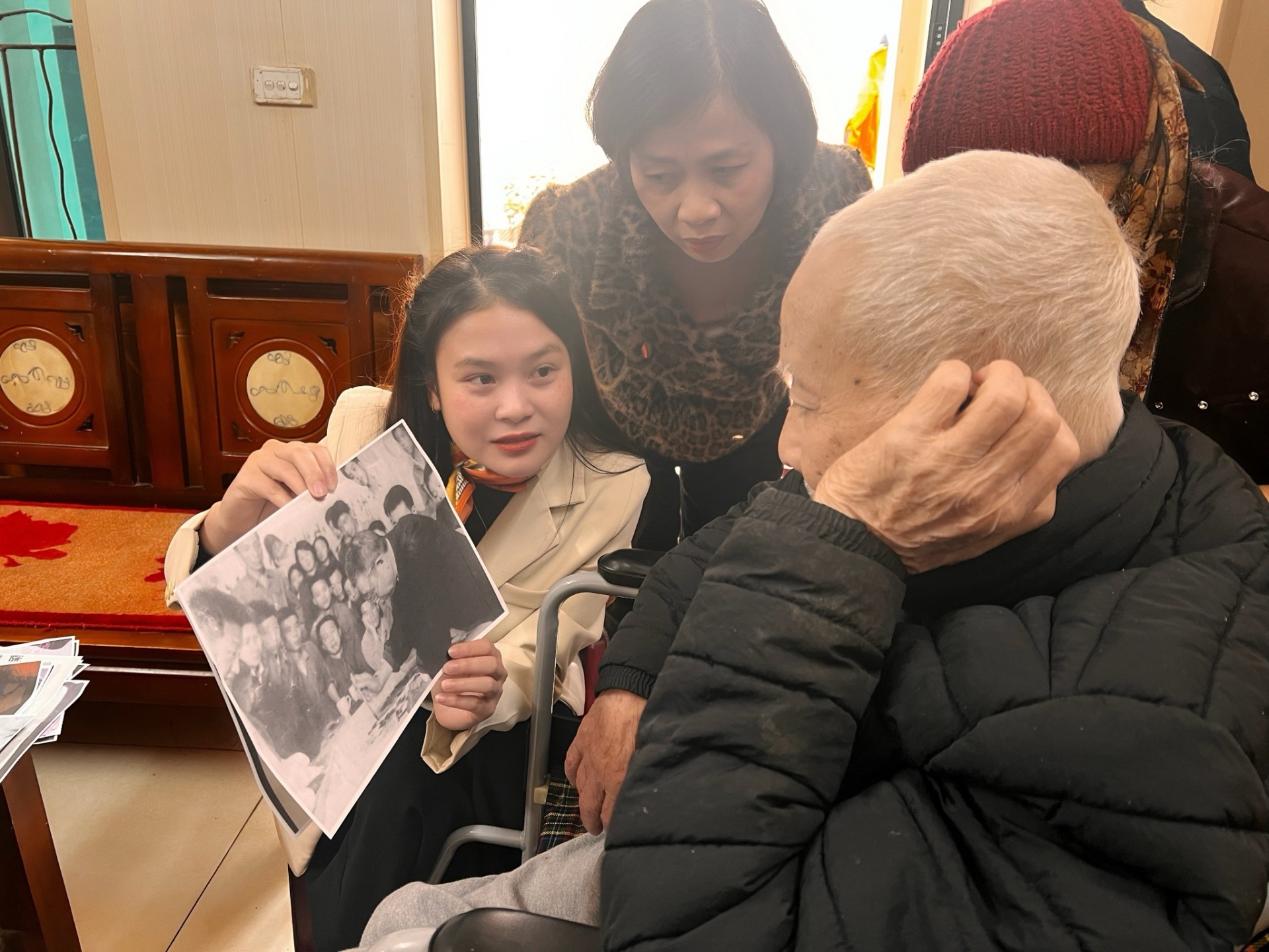 记者向黄文豪先生介绍当年的照片 记者向黄文豪先生介绍当年的照片
