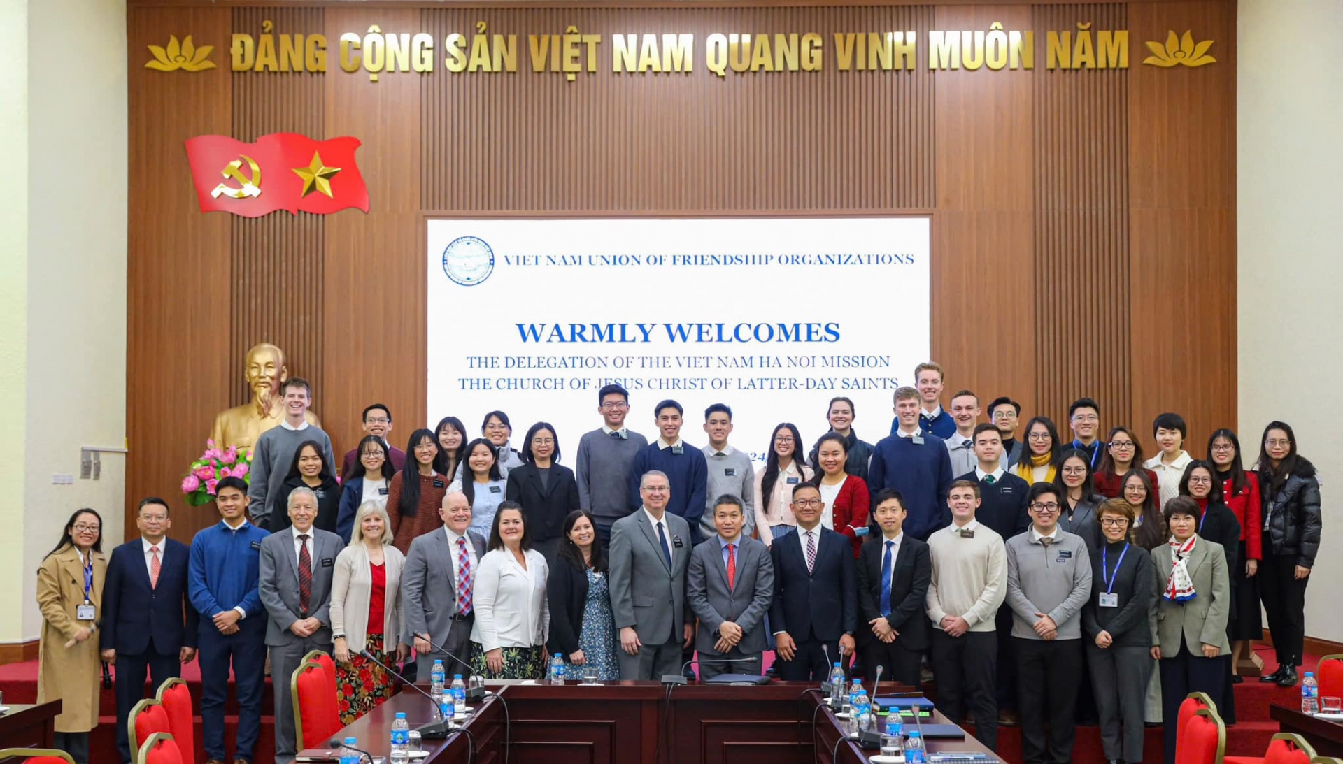 越南友好组织联合会与国际宗教组织会进行工作会面。 越南友好组织联合会与国际宗教组织会进行工作会面。