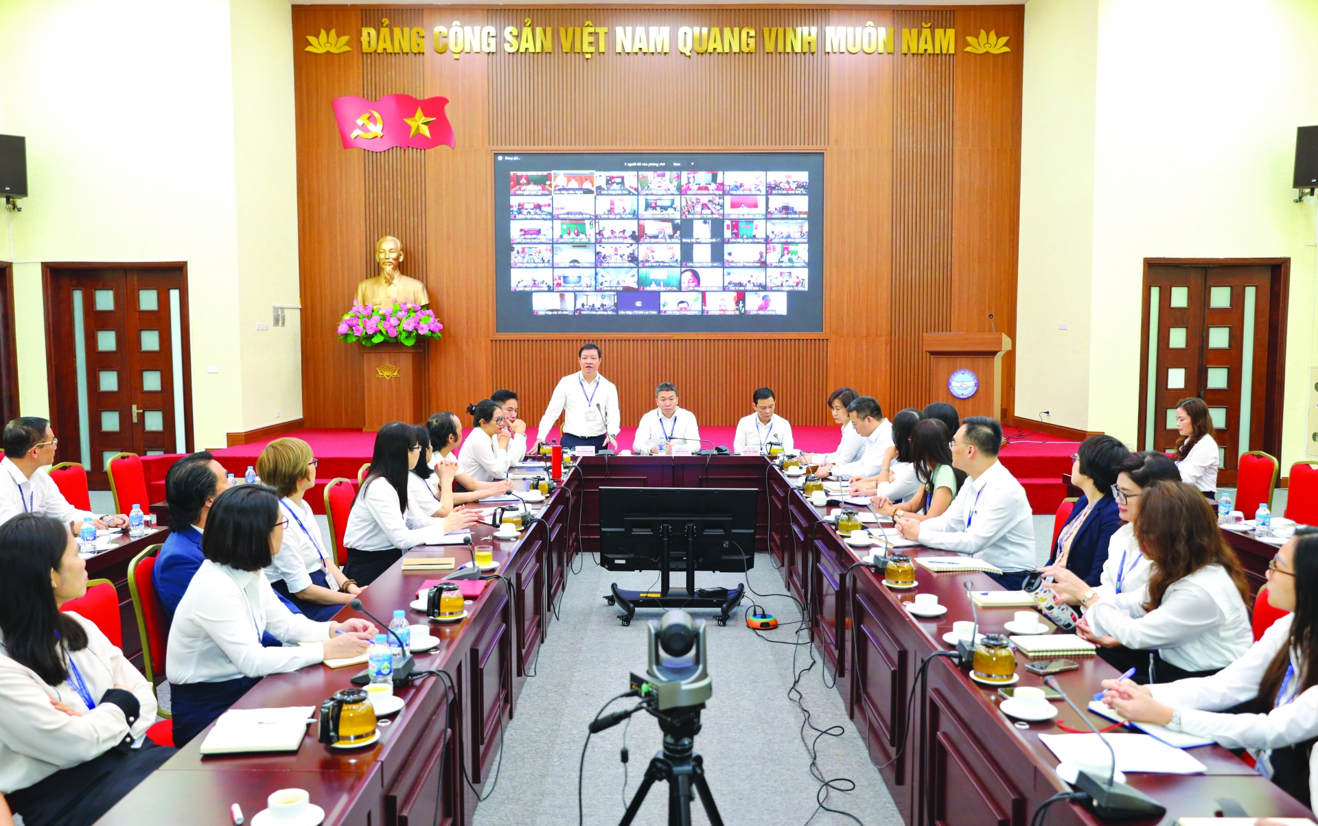 2024年4月,越南友好组织联合会领导与52个地方友好组织联合会举行在线会议。 2024年4月,越南友好组织联合会领导与52个地方友好组织联合会举行在线会议。